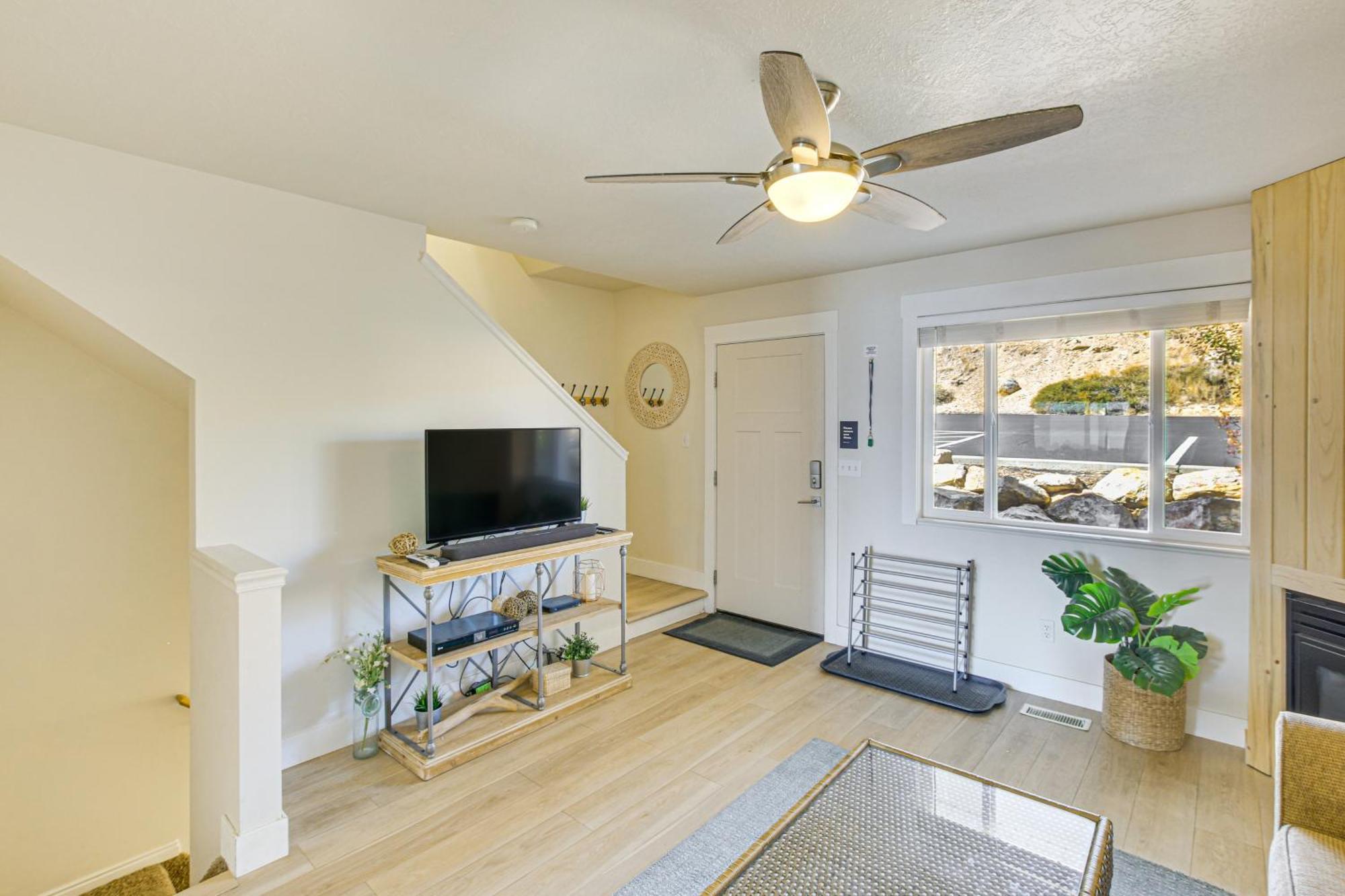 Spacious Garden City Townhome With Lake Views! Exterior foto