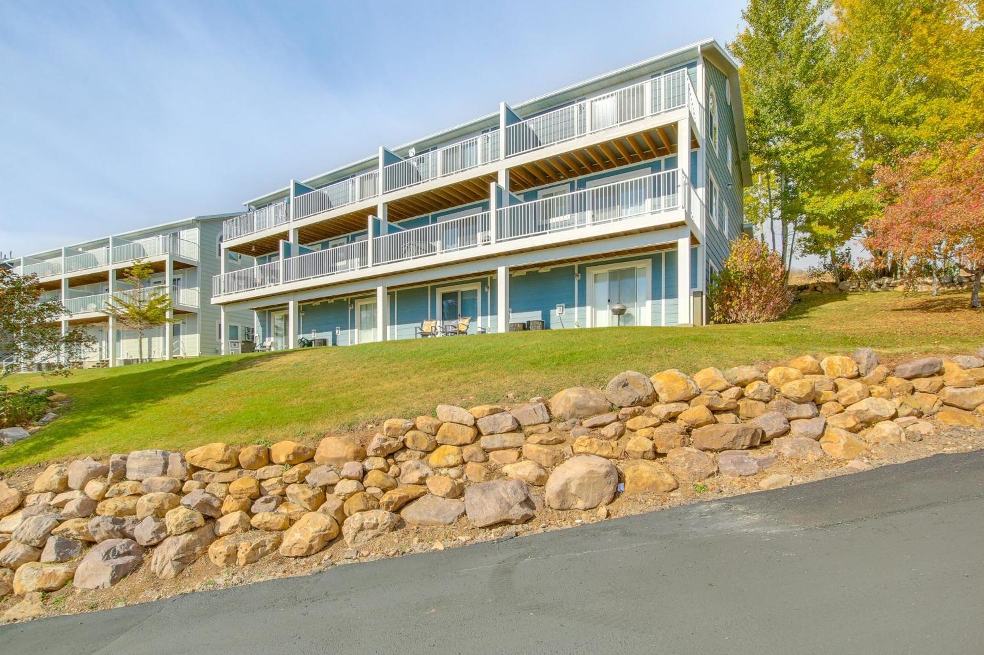 Spacious Garden City Townhome With Lake Views! Exterior foto